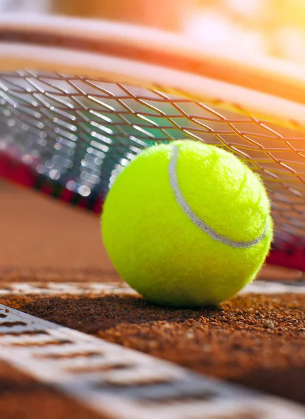 Pelota de tenis en una cancha de tenis —  Fotos de Stock